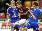 Spar�ansk� z�lo�n�k Ladislav Krej�� (uprost�ed) v souboji s olomouck�m Tom�em