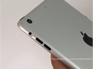 Bok údajného malého iPadu, kde je vidět změna v oblasti ovládání hlasitosti. Bok údajného malého iPadu, kde je vidět změna v oblasti ovládání hlasitosti.