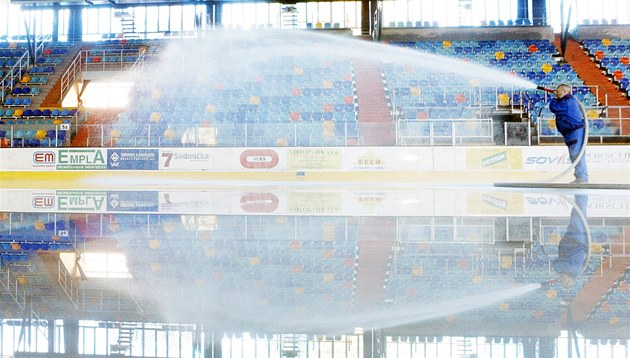 Pracovník zimního stadionu v Hradci Králové připravuje ledovou plochu Pracovník zimního stadionu v Hradci Králové připravuje ledovou plochu