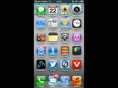 iPhone 5 - d�ky v�t��mu displeji se vejde do menu jeden ��dek ikon nav�c.
