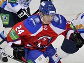 Český útočník Jiří Hudler ze Lva Praha proniká mezi hráči Astany v zápase KHL. Český útočník Jiří Hudler ze Lva Praha proniká mezi hráči Astany v zápase KHL.