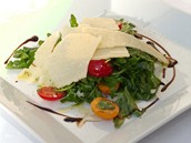 Salát z rucoly, cherry rajčátek, parmezánových hoblin se zálivkou z bazalky a Salát z rucoly, cherry rajčátek, parmezánových hoblin se zálivkou z bazalky a