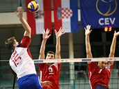 Český volejbalista Jan Štokr smečuje proti chorvatskému dvojbloku. Český volejbalista Jan Štokr smečuje proti chorvatskému dvojbloku.
