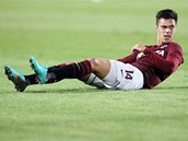 P�SKNE� TO? V�clav Kadlec o�ek�v� odp�sk�n� faulu b�hem z�pasu s Olomouc�.