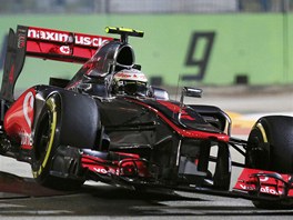 Lewis Hamilton s mclarenem v kvalifikaci na Velkou cenu Singapuru.