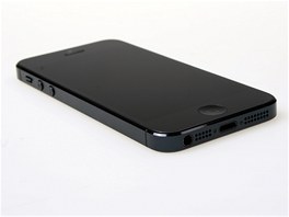 Konektor sluch�tek se p�est�hoval u iPhonu 5 dolu k syst�mov�mu konektoru.