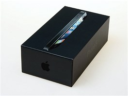 Nejenom iPhone 5 narostl. V�t�� je i krabi�ka, v kter� je telefon dod�v�n.