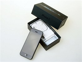 Obsah balen� iPhonu 5.