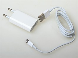 Kabel s nov�m konektorem tradi�n� slou�� i jako propojovac� kabel nab�je�ky. 