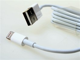iPhone 5 m� nov� syst�mov� konektor. Kabel pro propojen� telefonu s USB je