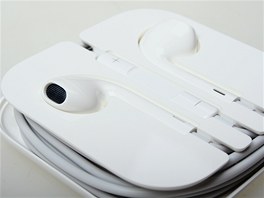 S iPhonem 5 jsou dod�v�na �pln� nov� sluch�tka. Vedle odli�n�ho designu mus�me