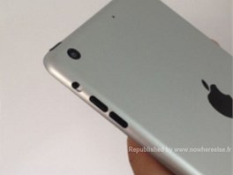 Bok údajného malého iPadu, kde je vidět změna v oblasti ovládání hlasitosti. Bok údajného malého iPadu, kde je vidět změna v oblasti ovládání hlasitosti.