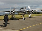Zrcadlově lesklý B-25 Mitchell roluje po přistání na letišti Mošnově. Zrcadlově lesklý B-25 Mitchell roluje po přistání na letišti Mošnově.