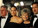 Brad Pitt s rodi�i Billem a Jane s partnerkou Angelinou Jolie