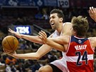 Jan Veselý (vpravo) z Washingtonu při obraně Andrey Bargnaniho z Toronta. Jan Veselý (vpravo) z Washingtonu při obraně Andrey Bargnaniho z Toronta.