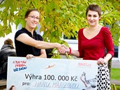 Skautka Hana Märzová (vlevo) si přebírá výhru od Adély Brabcové z marketingu