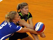 Daniela Pavelková (vlevo) a Kamila Spáčilová z Frýdku-Místku přihrávají míč Daniela Pavelková (vlevo) a Kamila Spáčilová z Frýdku-Místku přihrávají míč