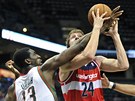 Jan Veselý z Washingtonu je blokován Ekpem Udohem z Milwaukee. Jan Veselý z Washingtonu je blokován Ekpem Udohem z Milwaukee.