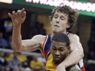 Jan Veselý z Washingtonufauluje Aloza Geeho z Clevelandu. Jan Veselý z Washingtonufauluje Aloza Geeho z Clevelandu.