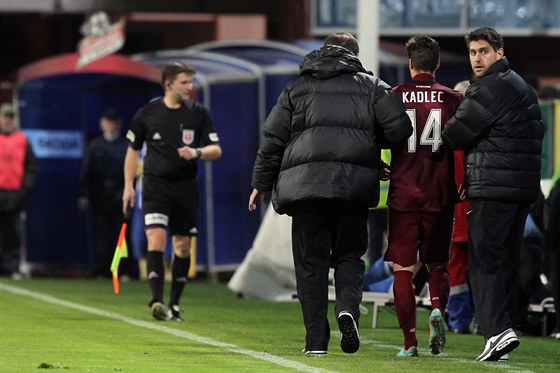 ZE HŘIŠTĚ ROVNOU DO NEMOCNICE. Sparťanský útočník Václav Kadlec opouští trávník ZE HŘIŠTĚ ROVNOU DO NEMOCNICE. Sparťanský útočník Václav Kadlec opouští trávník