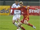 P�ed ostravsk�m Davorem Kukecem (vlevo) �aruje Tom� Berger z Dukly.