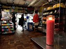 Aby n�kter� obchody na doln�m Manhattanu mohly z�stat otev�en�, museli uvnit�
