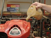 Do v�t�iny motor� pro seka�ky pat�í p�l litru oleje.