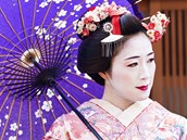 Milé, pozorné a poslušné, ale též hrdé a tajemné. Gejši kráčejí japonskou... Milé, pozorné a poslušné, ale též hrdé a tajemné. Gejši kráčejí japonskou...