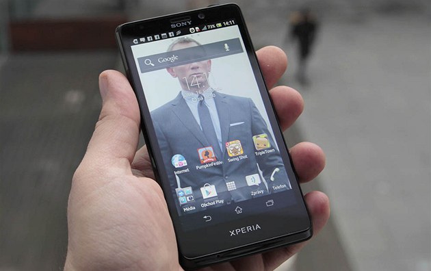 Sony Xperia T: Funk�ní klávesy nové Xperie jsou sou�ástí displeje.