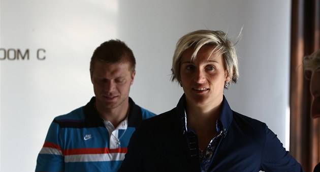 Barbora �potáková na mimo�ádné tiskové konferenci oznámila, �e si dá rok od