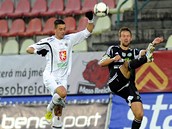 SE ZAVŘENÝMA OČIMA.. Radek Dejmek z Příbrami (vpravo) i hradecký Dušan Uškovič SE ZAVŘENÝMA OČIMA.. Radek Dejmek z Příbrami (vpravo) i hradecký Dušan Uškovič
