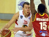 Jan Tomanec z Jindřichova Hradce se pokouší překonat pardubického Coreyho Jan Tomanec z Jindřichova Hradce se pokouší překonat pardubického Coreyho