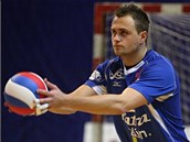 Zlínský volejbalista Michal Čechmánek se připravuje na podání. Zlínský volejbalista Michal Čechmánek se připravuje na podání.