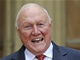 Moder�tor BBC Stuart Hall na archivn�m sn�mku