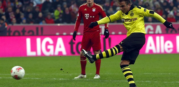 VYROVNÁVACÍ TREFA. Obranu Bayernu p�ekonává po rohovém kopu Mario Götze, hbitý...