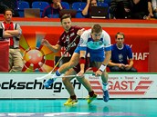 Aleše Zálesného tvrdě atakuje jeden z lotyšských soupeřů. Aleše Zálesného tvrdě atakuje jeden z lotyšských soupeřů.