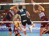 PŘES BLOK. Budějovický volejbalista Peter Pláteník (v černém) útočí na síti PŘES BLOK. Budějovický volejbalista Peter Pláteník (v černém) útočí na síti