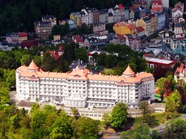 Pohled na lázeňské území Karlových Varů s dominantou hotelu Imperial.