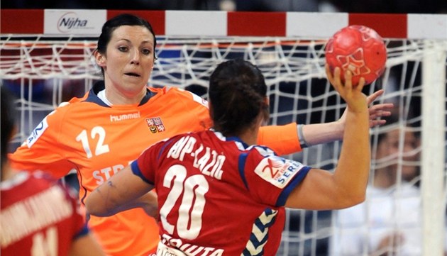 SOUSTŘEDĚNÁ. Česká brankářka Barbora Raníková se na mistrovství Evropy pokouší SOUSTŘEDĚNÁ. Česká brankářka Barbora Raníková se na mistrovství Evropy pokouší