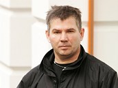 Gioni Perdedaj po útoku částečně ochrnul. Nyní chodí o francouzské holi a jen s Gioni Perdedaj po útoku částečně ochrnul. Nyní chodí o francouzské holi a jen s