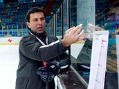Jiří Kučera v roli hlavního trenéra hradeckých hokejistů. Jiří Kučera v roli hlavního trenéra hradeckých hokejistů.