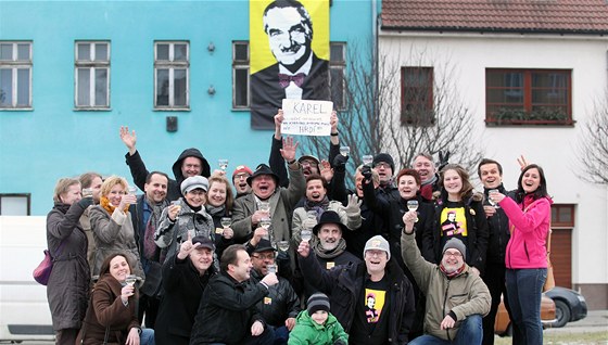 Jiří Vítek (uprostřed v klobouku) se rozhodl pověsit na svůj dům v Kosmákově... Jiří Vítek (uprostřed v klobouku) se rozhodl pověsit na svůj dům v Kosmákově...