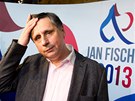 Jan Fischer sleduje ve svém volebním štábu předběžné výsledky. (12. ledna 2013)
