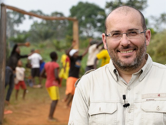 Iniciátor projektu Toulavý autobus Miroslav Bobek u stadionu v Somalomo Iniciátor projektu Toulavý autobus Miroslav Bobek u stadionu v Somalomo