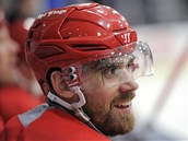 Hvězda Detroitu Henrik Zetterberg sleduje své spoluhráče na jednom z prvních... Hvězda Detroitu Henrik Zetterberg sleduje své spoluhráče na jednom z prvních...