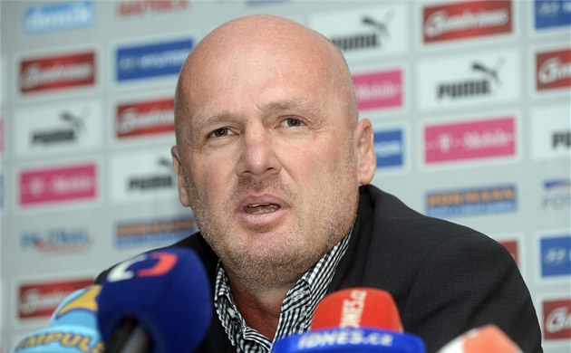 Trenér české reprezentace Michal Bílek oznamuje nominaci. Trenér české reprezentace Michal Bílek oznamuje nominaci.