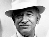 Edvard Beneš před svou vilou Edvard Beneš před svou vilou