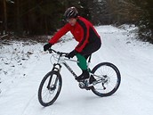 Otestovali jsme na sněhu kolo s plášti osázenými hřeby. Otestovali jsme na sněhu kolo s plášti osázenými hřeby.