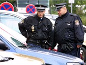 Strá�níci kontrolují povolení k parkování ve Var�avské ulici v Karlových