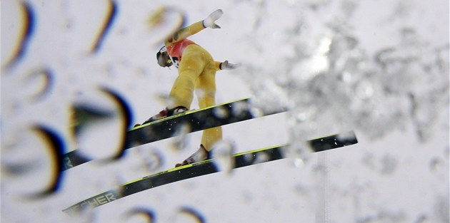 VE SNĚHU. Sdruženář Miroslav Dvořák si v prvním kole závodu v Soči doskočil za VE SNĚHU. Sdruženář Miroslav Dvořák si v prvním kole závodu v Soči doskočil za